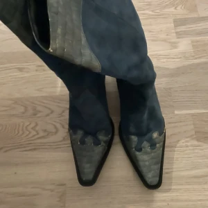 Blå unika cowboyboots  - Unika blå cowboyboots med snygga detaljer💙har haft i garderoben ett tag men kommer tyvärr inte till användning