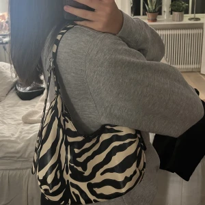 Handväska - Ascool väska från nakd. Bandet är justerbart så man kan anpassa längden. Jätterymlig! Bra skick 