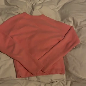 Stickad Zara tröja - Super gosig tröja som är använd ett fåtal gånger och är i bra skick. Säljer för att den inte kommer till användning. Köpt för 300kr😊