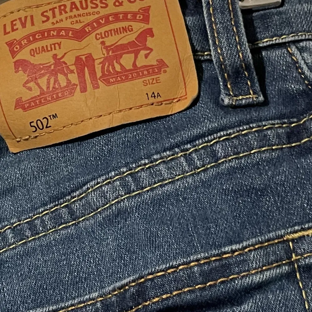 Fina low waist jeans i bra skick från Levis. Använda fåtal gånger och säljs då dem inte passar längre🤍 De är i barnstorlek 14A🤍 De har resår i midjan som går att justera som man vill🤍 Nypris: 500 kr. De skulle gå att sy om! Kontakta vid frågor!🤍. Jeans & Byxor.