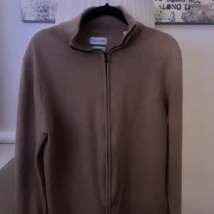 Zip Cardigan - Super skönt och snygg Zip Cardigan från Volt i storlek L. Tröjan är i nyskick utan några märken eller skador! Nypris i butik: 999kr