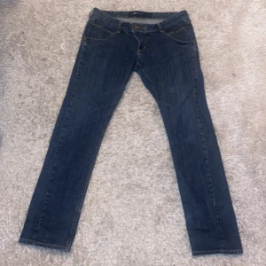 Jeans - Coola fickor och detaljer vid dragkedjan, jag köpte dom second hand i höstas och har aldrig använt dom, eftersom de tyvärr är för stora. Low waisted och raka men lite baggy ben😊💕