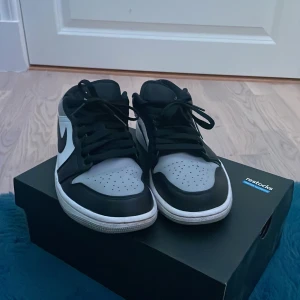 Jordan 1 low shadow toe - Ett par Jordan 1 low shadow toe i storlek 40 9,5/10 skick 