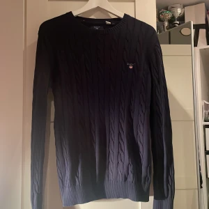 Stickadtröja Gant - Säljer denna fina Gant tröja! Knappt använd och väldigt omhändertogs under användning Nyskick på den 