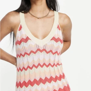 missoni-liknande mönstrad klänning 💗💗 - sjukt fin klänning inköpt i somras, aldrig använd för jag rensar ut min garderob 💗 nypris 609kr