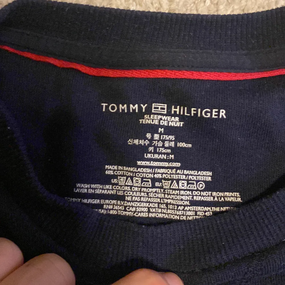 Tommy Hilfiger tröja i storlek M, skick 8/10. Tröjor & Koftor.