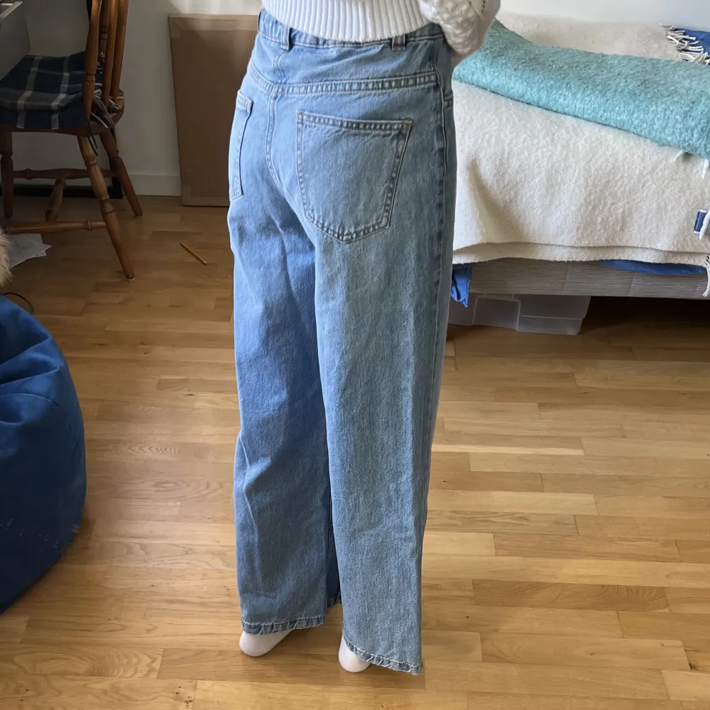 Helt nya jeans från Mango, storlek 152cm (jag är 163 cm för referens). Säljer då de inte passar mig, aldrig använda. Köp direkt för 250kr (ord. Pris 299kr), eller lägg ett bud 💞Köparen står för frakt ☺️. Jeans & Byxor.