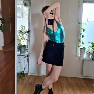 Grönmetallic body - VÅRRENSNING! Har du alltid velat se ut som en skalbagge? Nu har du chansen! Flyg fram över dansgolvet och fånga allas blickar i denna showstoppern 🦋🐛 bra med rum för katten där nere med!