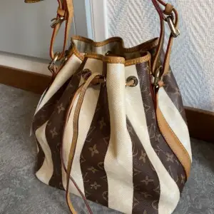 Vintage Louis Vuitton Petit Noé Rayures AAA kopia. Verkligen Superfin och ser väldigt äkta ut. Ovanlig modell. Säljer den för minst 2500 kr. Kom med bud!! Säljer till högstbjudande✨✨