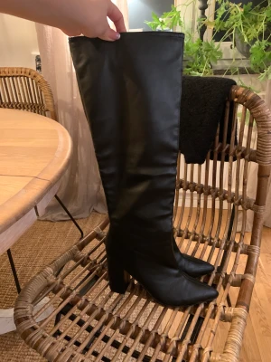 Stövletter - Stövletter köpta från Hanna Fribergs bloppis, i nyskick då dom inte har kommit till användning utav mig. Storlek.37