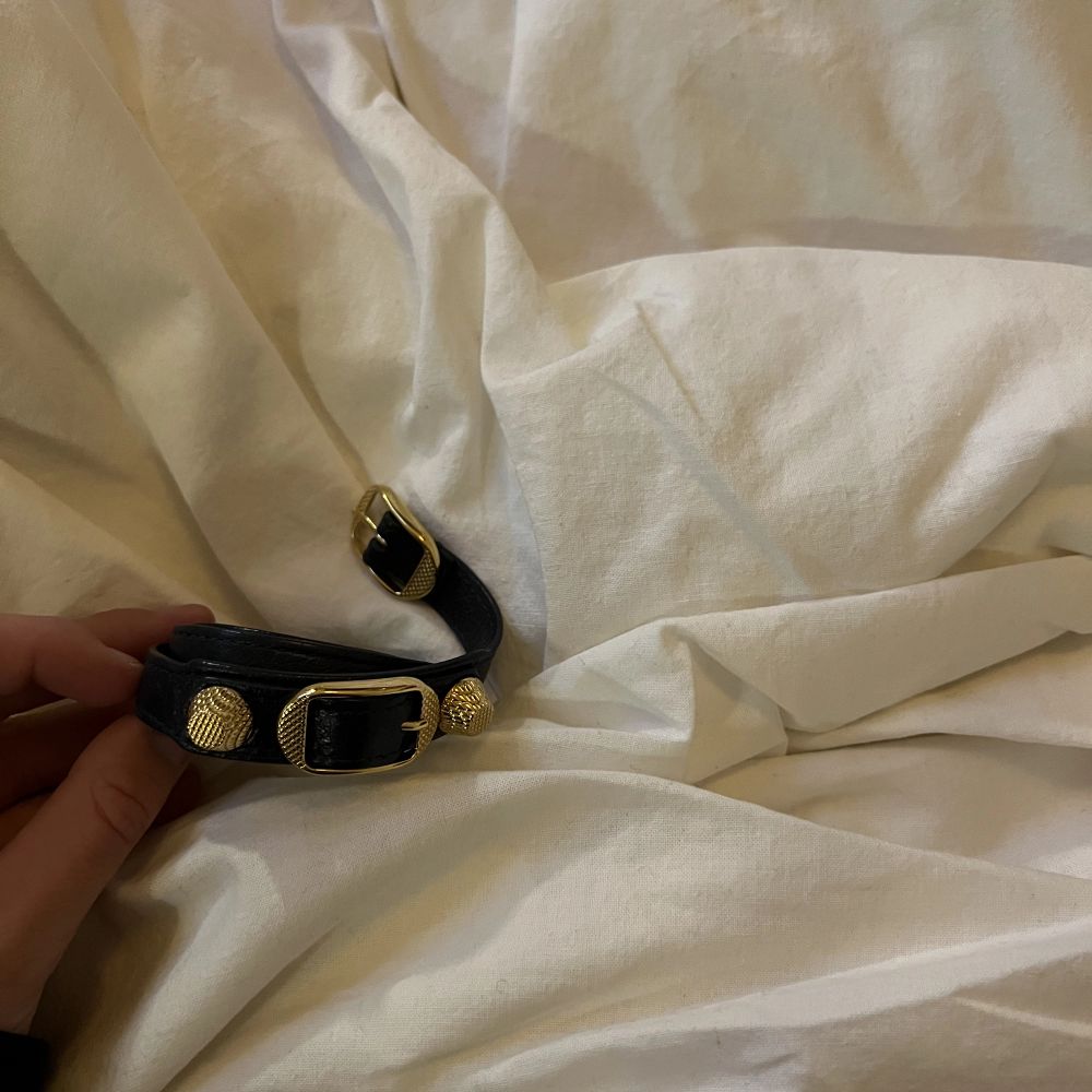 Säljer nu mitt fina Balenciaga armband i marinblått. Säljer då de inte kommer till användning längre. Givetvis 100% äkta. Använt fåtal gånger så i nyskick. Kan inte hitta defekter. Nypris är 2500kr ish. 💗 passar alla. PRIS KAN DISKUTERAS . Accessoarer.