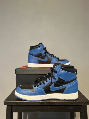 JORDAN 1 RETRO HIGH OG ” Marina Blue” - JORDAN 1 RETRO HIGH OG ”Marina Blue” || storlek 42,5 Nyskick|| box, oderkonfiramtion allt! 1500kr