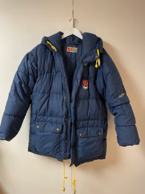 Fjällräven vinterjacka - Expedition down dunjacka. Den är inköpt 1984, sparsamt använt samt i väldigt bra skick. Hittar ingen storlekslapp men kan gissa att det är en herr M.   Har en bild när jackan bärs på en kille som är 187 cm. Tveka inte att DMa för fler bilder eller frågor💕