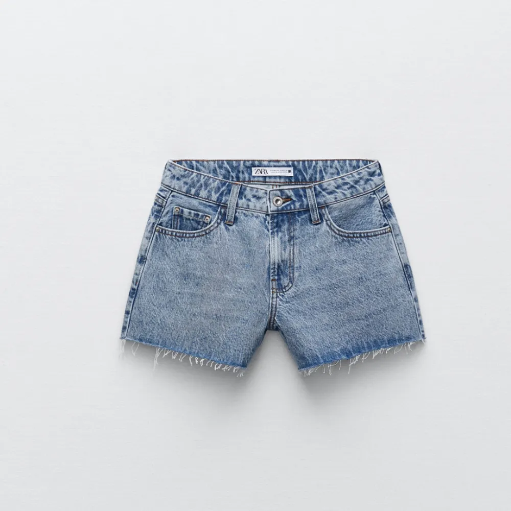 Mid-Rise jeansshorts från Zara i storlek 34, aldrig använda❣️nypris 259kr. Shorts.