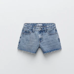 Jeansshorts från Zara - Mid-Rise jeansshorts från Zara i storlek 34, aldrig använda❣️nypris 259kr