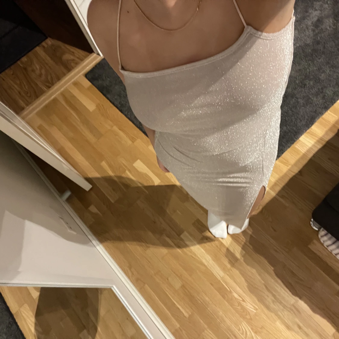 Lång glitter klänning med slit