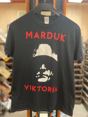GILDAN - T-Shirt  heavy Cotton i fint skick. Tryck: Marduk Viktoria