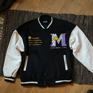 Varsity Jacka - Knappt använd jacka med coola tryck på både fram och baksida!