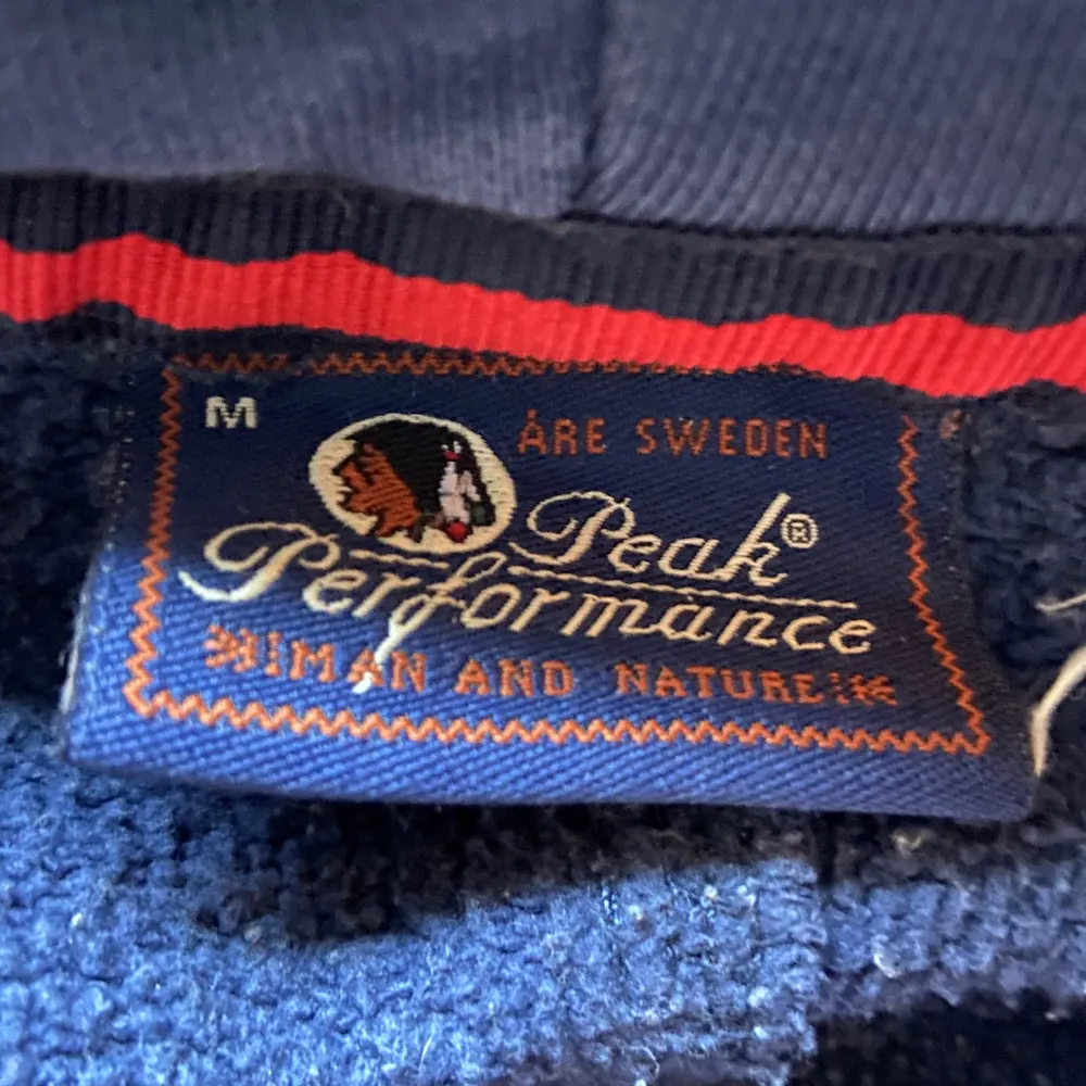En fet vintage hoodie från Peak Performance, den är använd men i bra skick, storlek M på den. Hoodies.