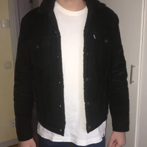 Levis trucker jacka - Snygg svart fodrad trucker jacka i manchester från levis. Mycket bra skick.