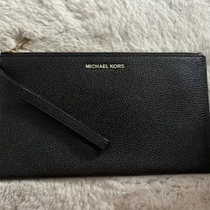 Michael Kors clutch/väska med ett litet fack samt ”kort-fickor”. I nyskick! 