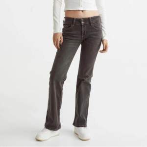 Säljer dessa grå lågmidjade jeans från H&M med coola bakfickor. De är helt slutsålda på hemsidan. Kan frakta (köparen står för fraktkostnad) eller mötas upp i Stockholm.