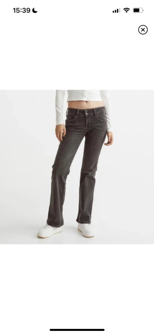 Grå Lågmidjade Jeans H&M - Säljer dessa grå lågmidjade jeans från H&M med coola bakfickor. De är helt slutsålda på hemsidan. Kan frakta (köparen står för fraktkostnad) eller mötas upp i Stockholm.