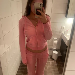 Juicy couture set - Säljer mitt set då den inte längre kommer till användning, storlek S. Köpt för några år sen, gamla modellen. Kan även sälja separat! 