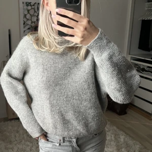 Grå stickad från carlings - Sticks lite men funkar superbra med en vanlig vit tröja under🤍 strl XL, men passar alla storlekar beroende på hur man vill att den ska sitta, jag har strl xs/s