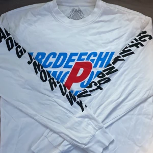 Palace tröja - Långärmad palace tröja Tvättad 1 gång Köpt från deras hemsida Köpare står för frakten