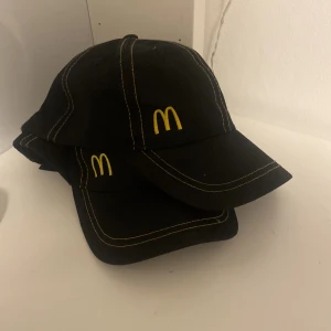 Mcdonalds kepsar - Säljer 2 mcdonaldskepsar, skit snygga och inga skador, skriv vid intresse