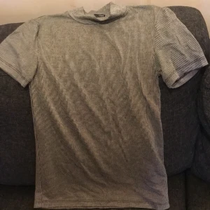 Randig t-shirt - Randig t-shirt med lite polo krage. Zara