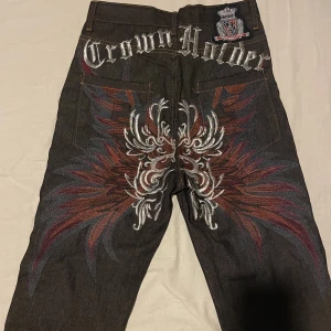 Jeans med tryck där bak - Jätte coola baggy jeans med tryck där bak. Står storlek 30 men de är ganska stora. Tror det är herrmodell men passar till tjejer också! Aldrig använda och inga defekter 💕