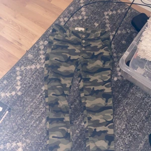 Militärbyxor,linne,svarta byxor. - Militärbyxorna är fina och bra att ändvända. Orangea linnet är bra. Svarta byxor är bra.