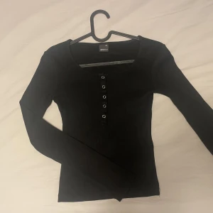 Långärmad  - Super fin långärmad tröja från Gina Tricot. Använd men i gott skick. 💓50kr +frakt.