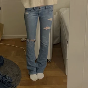 lågmidjade jeans - lågmidjade jeans från hollister! så snygga och jätte fin passform. Är typ 170