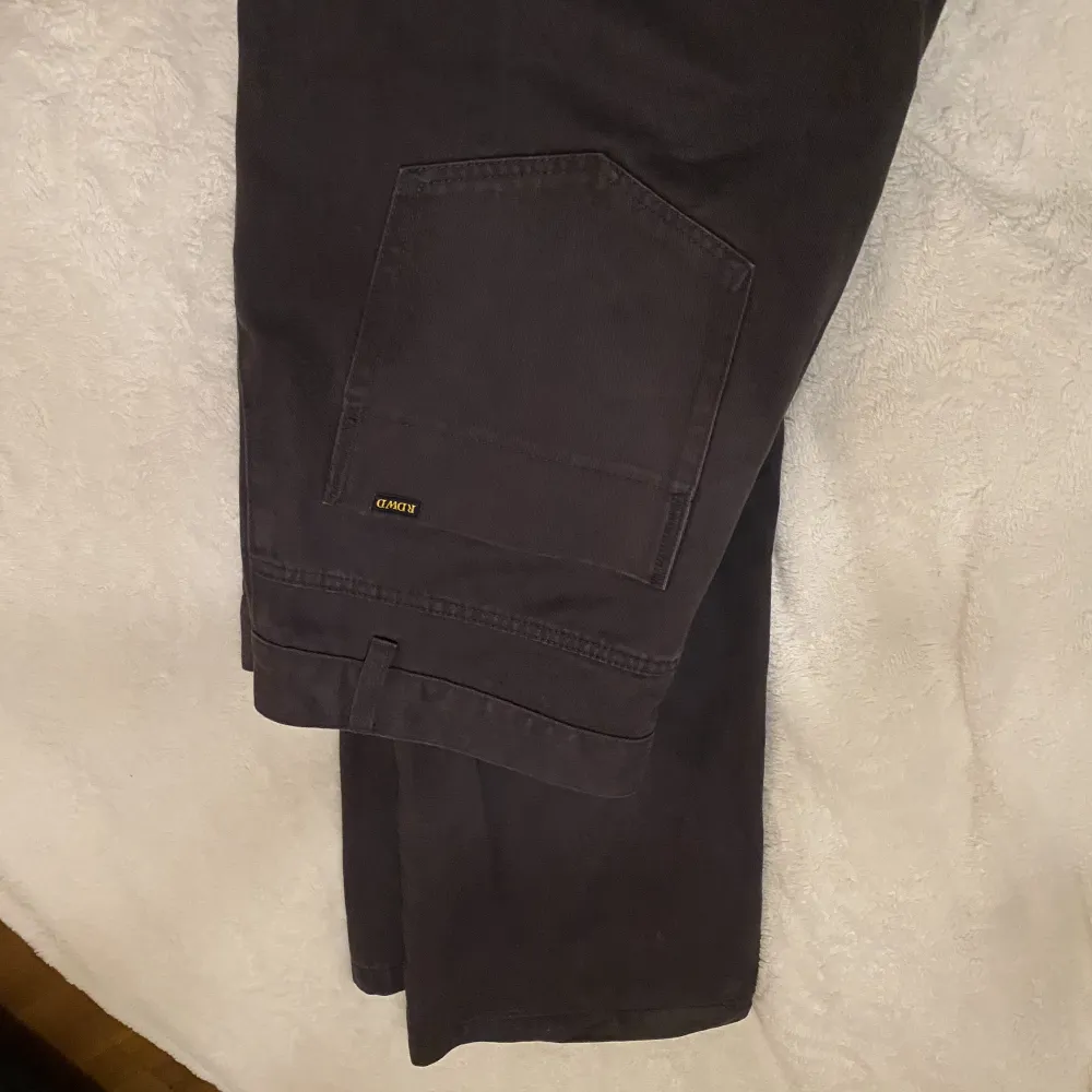 Mörkgråa jeans, använda typ 2 gånger.  Långa i benen, Storleken 38/34 (L-XL). Jeans & Byxor.