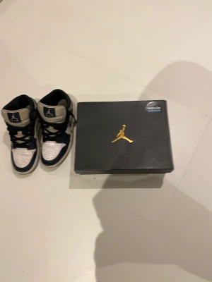 Air Jordan 1 Dark teal - Skorna är i storlek 37,5 och är i ett ganska bra skick, skorna är creasade men inte jätte mycket.
