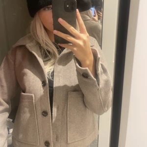 Melida  - Kaffe kappa i modellen Melida Jacket i storlek 38. Nypris 999kr och slutsåld. Hör av er för fler bilder eller om ni har frågor💕
