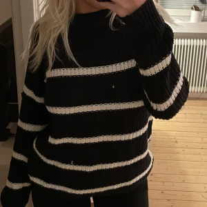 Stickad randig tröja  - Svart stickad me vita ränder, aldrig använd. Skriv privat vid intresse eller frågor! ❤️