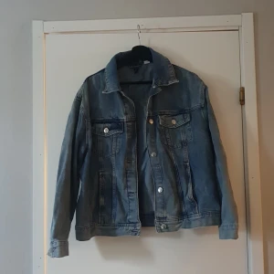 Jeansjacka - 4 år gammal men bara användca 5 gånger. 