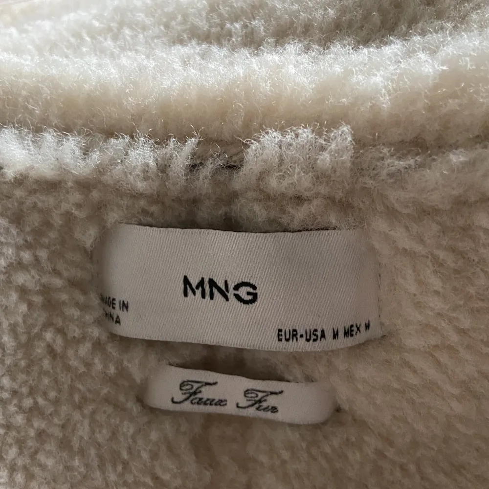 Säljer min jacka från Mango i strl M Använd några få gånger - är i bra skick!  Köpt för 899:-  Säljer för 300:- (Pris kan diskuteras)  . Jackor.