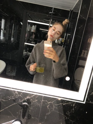 &Other Stories ulltröja stl XS - Polotröj i ullblandning. Tyvärr har den blivit något nopprig, därav säljer jag den för 200:- och inte mer. (Nypris 899:-)