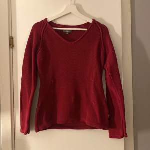Lila/röd (typ plommon) stickad tröja från Rabalder, storlek M. 