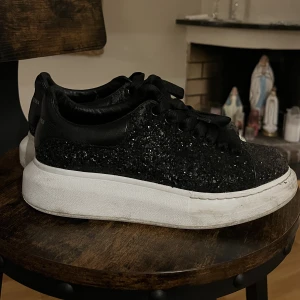 Alexander mcqueen - Stl 37. Svart glittriga