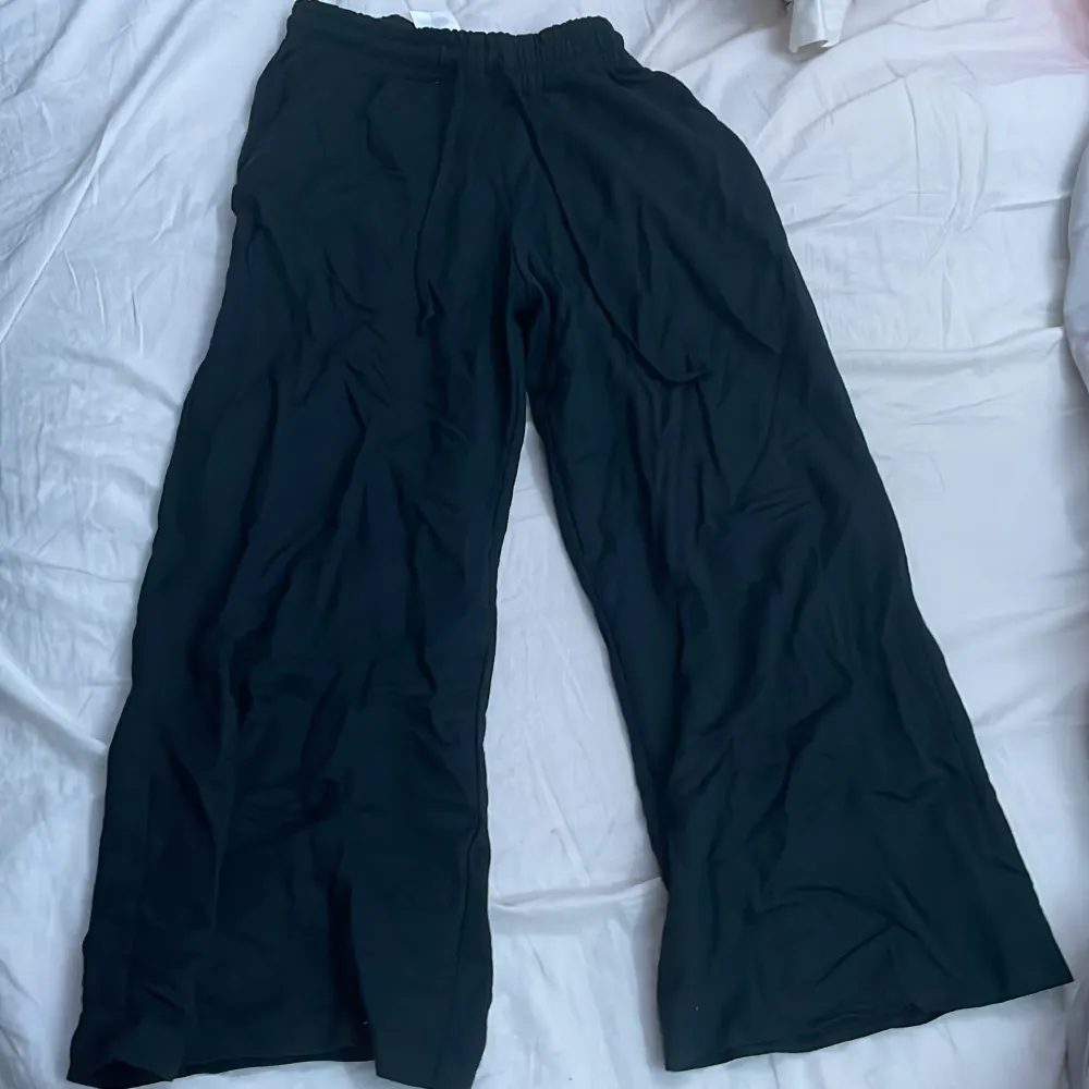 Svarta tunna byxor från Gina tricot. Storlek xs. Bra sommar byxor, säljs för de blivit för små. Inte noppiga. Original pris 300kr . Jeans & Byxor.