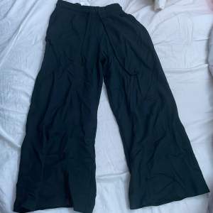 Svarta tunna byxor från Gina tricot. Storlek xs. Bra sommar byxor, säljs för de blivit för små. Inte noppiga. Original pris 300kr 