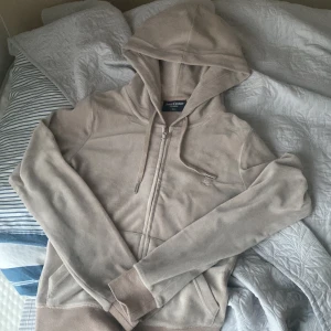 Juicy koftan  - Jag säljer min juicy kofta så är knappt använd, säljer den pågrund av att jag har inga byxor som passar till, inga märken på att den är andvände den är som ny, pris kan diskuteras 