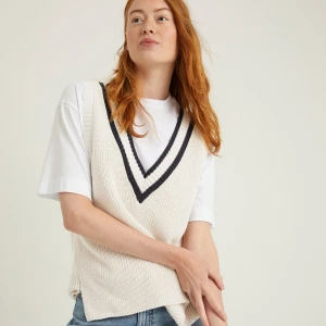 stickad väst  - stickad väst fårn kappahl, aldrig använd. köpt för ca 1 år sedan för 349kr, har lappen kvar. aldrig använd då den inte är min stil :/ första bildne är på modellen med den på