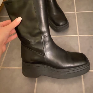 Vagabond Boots Chunky - Superfina och bekväma Boots från Vagabond Använda enbart 3 gånger Säljer dom av den anledningen att jag helt enkelt inte använt dom såpass mycket som jag velat, och därför hoppas på att någon annan kan unna sig ett par nya snygga boots🥰👍🏼 Nypris : 1595 kr